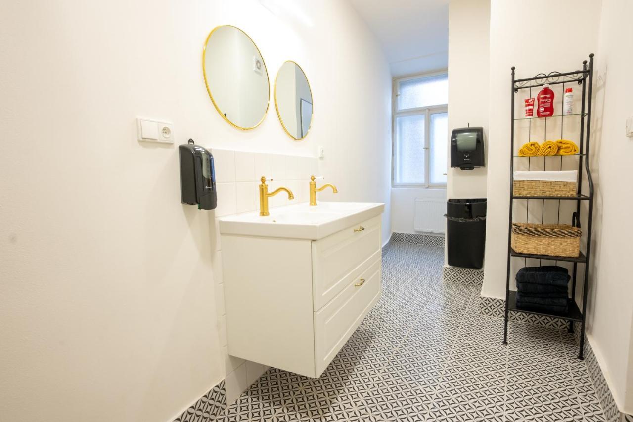 White Wolf House Hostel & Apartments Praga Exterior foto